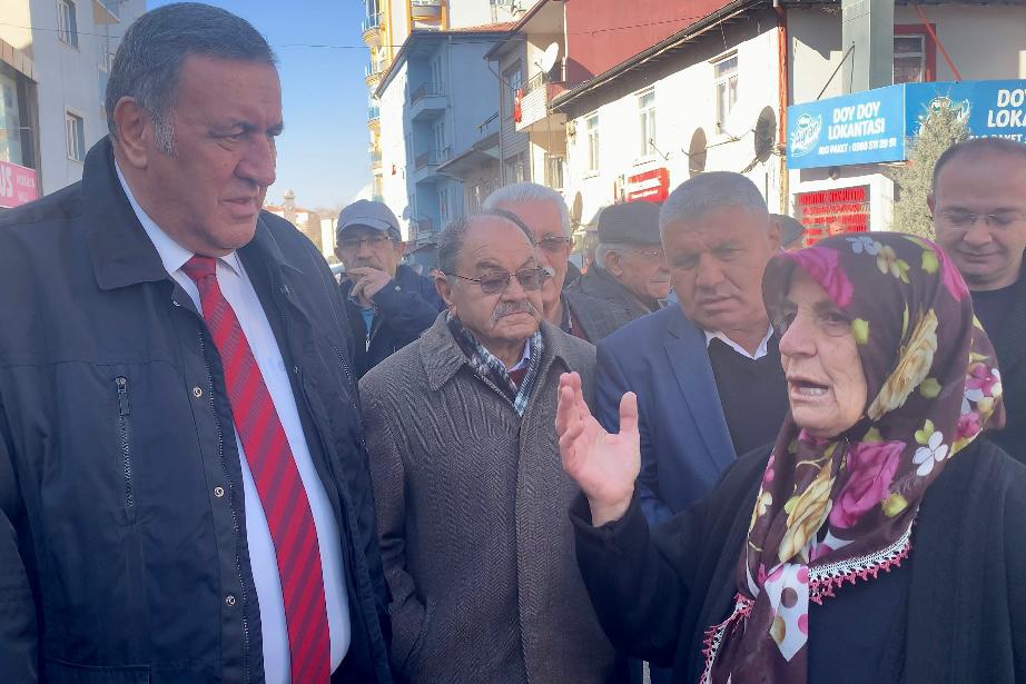 Kadınlar CHP’li vekil Ö.Fethi Gürer’e hayat pahalılığından dert yandı.