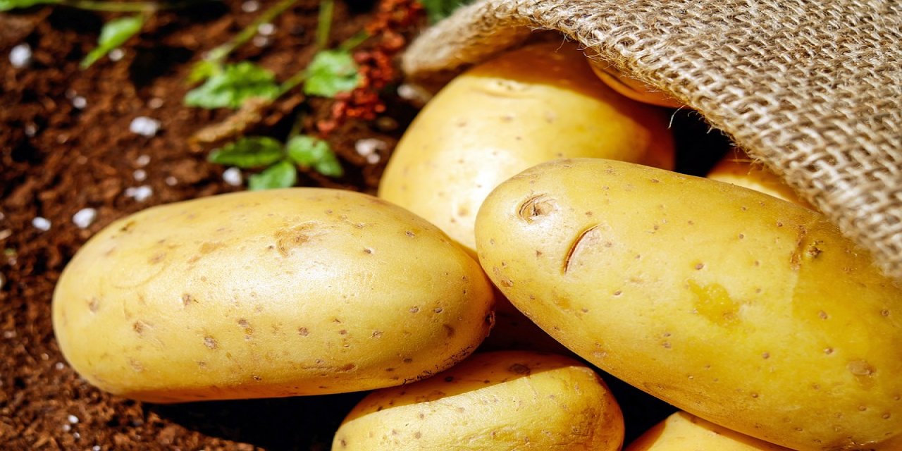Patates haşlarken aklınızda bulunsun. Çabuk soyulması için işe yarıyor