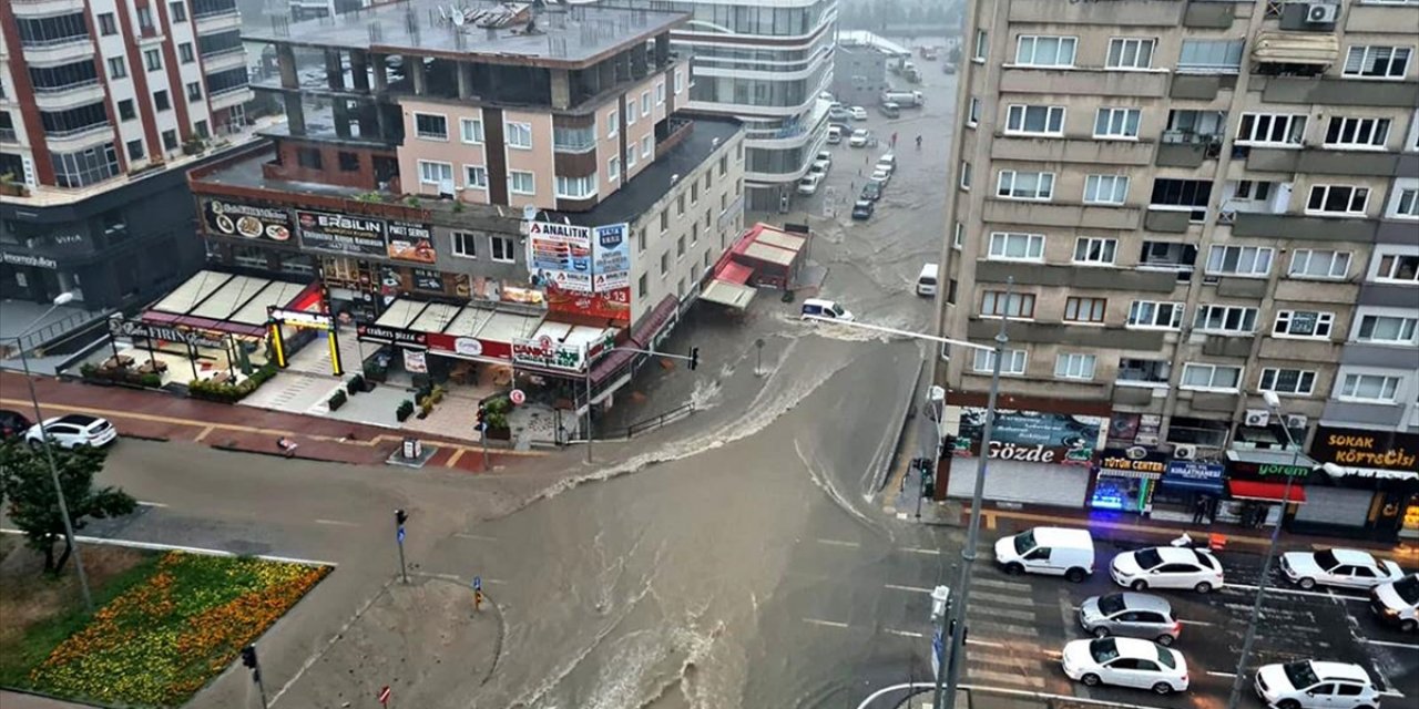 Samsun'da Sel! Ev ve İş Yerlerini Su Bastı