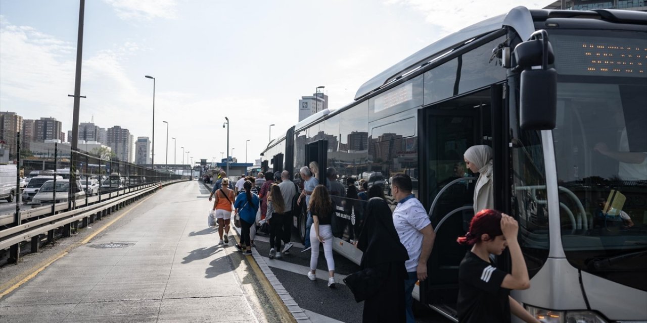 İstanbul'da Çile Bitmiyor! Zeytinburnu'nda Metrobüs Fiyaskosu