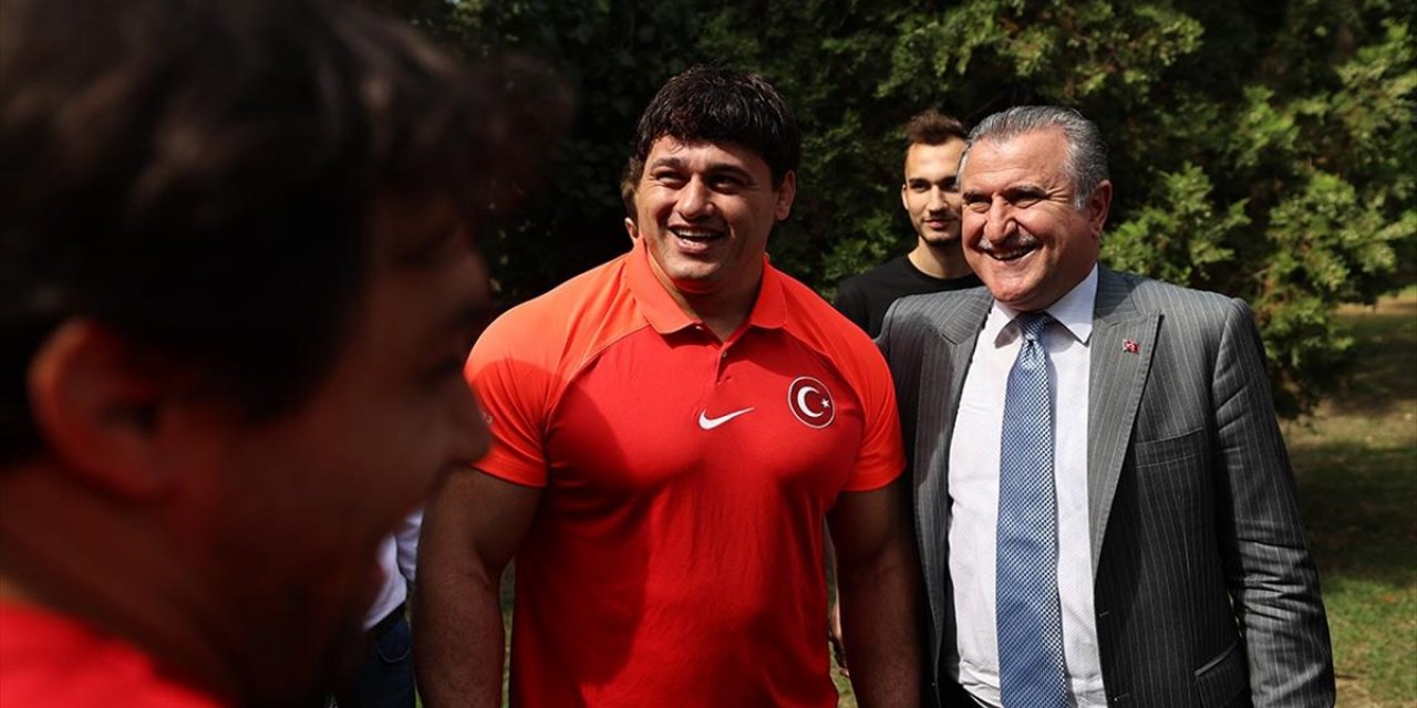 Bakan Bak, Grekoromen Güreş Milli Takımı Kampını Ziyaret Etti