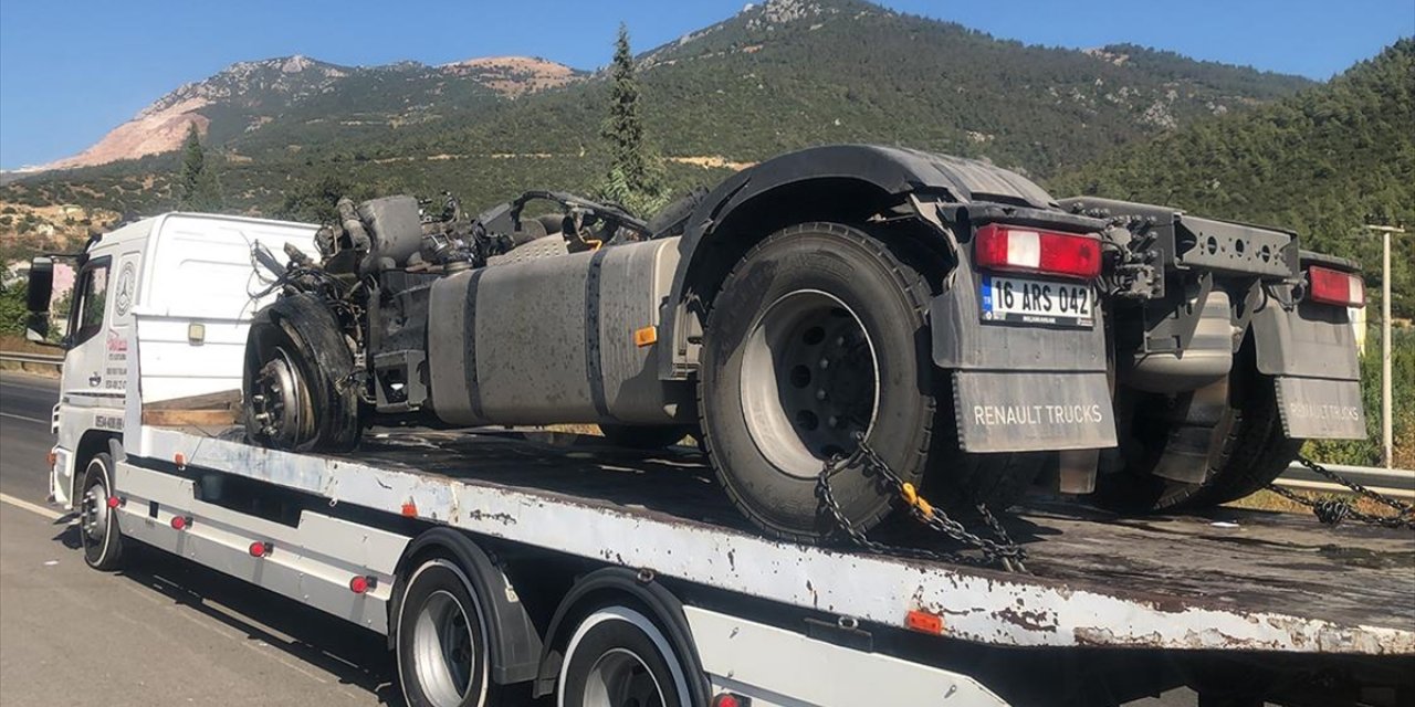Bursa'da İki Tır Ve Otobüsün Karıştığı Kazada 2 Kişi Öldü, 4 Kişi Yaralandı
