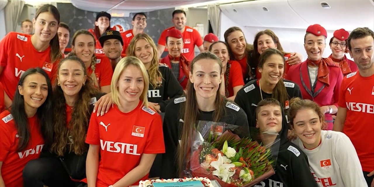 Thy'den A Milli Kadın Voleybol Takımı'na Uçakta Sürpriz Kutlama