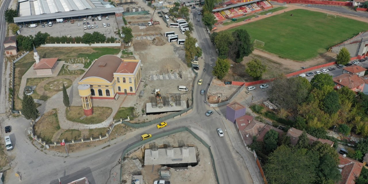 Edirne'de Yol Ortasındaki Tarihi Çeşme Taşındı