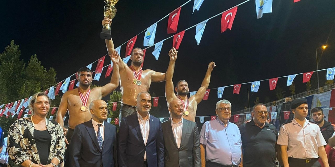 Karamürsel Yağlı Pehlivan Güreşleri'nde Hüseyin Gümüşalan Başpehlivan Oldu