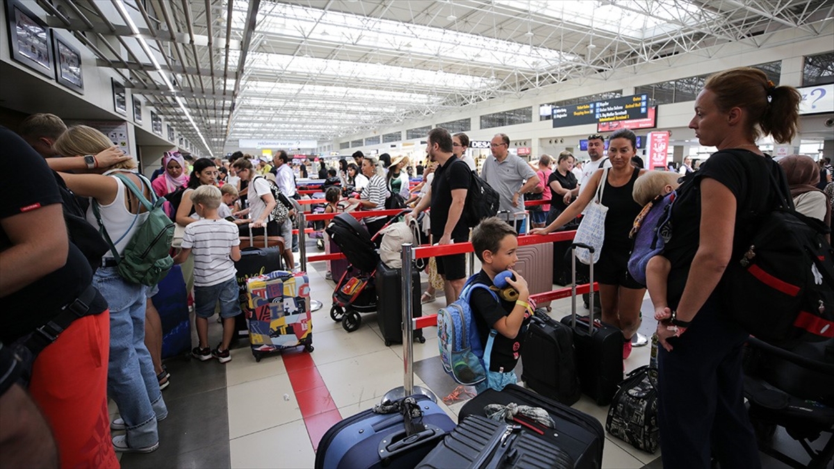 Antalya turiste doymuyor! Milyonlarca insan şehre geldi