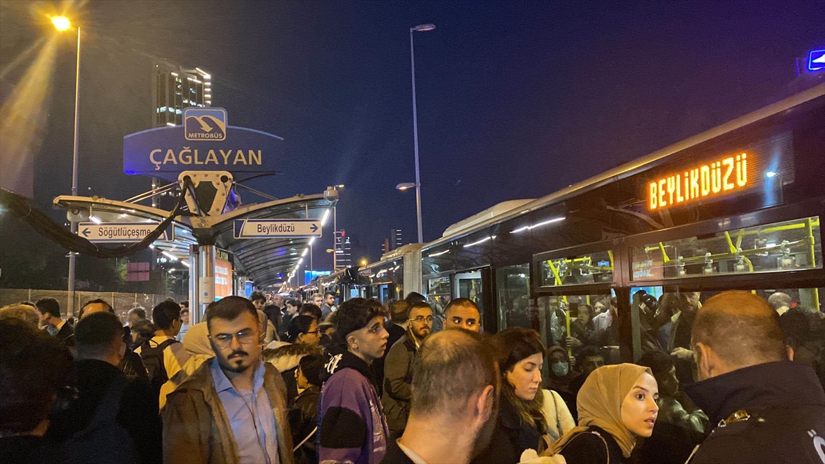 İstanbul'da yine metrobüs krizi! Duraklar doldu taştı
