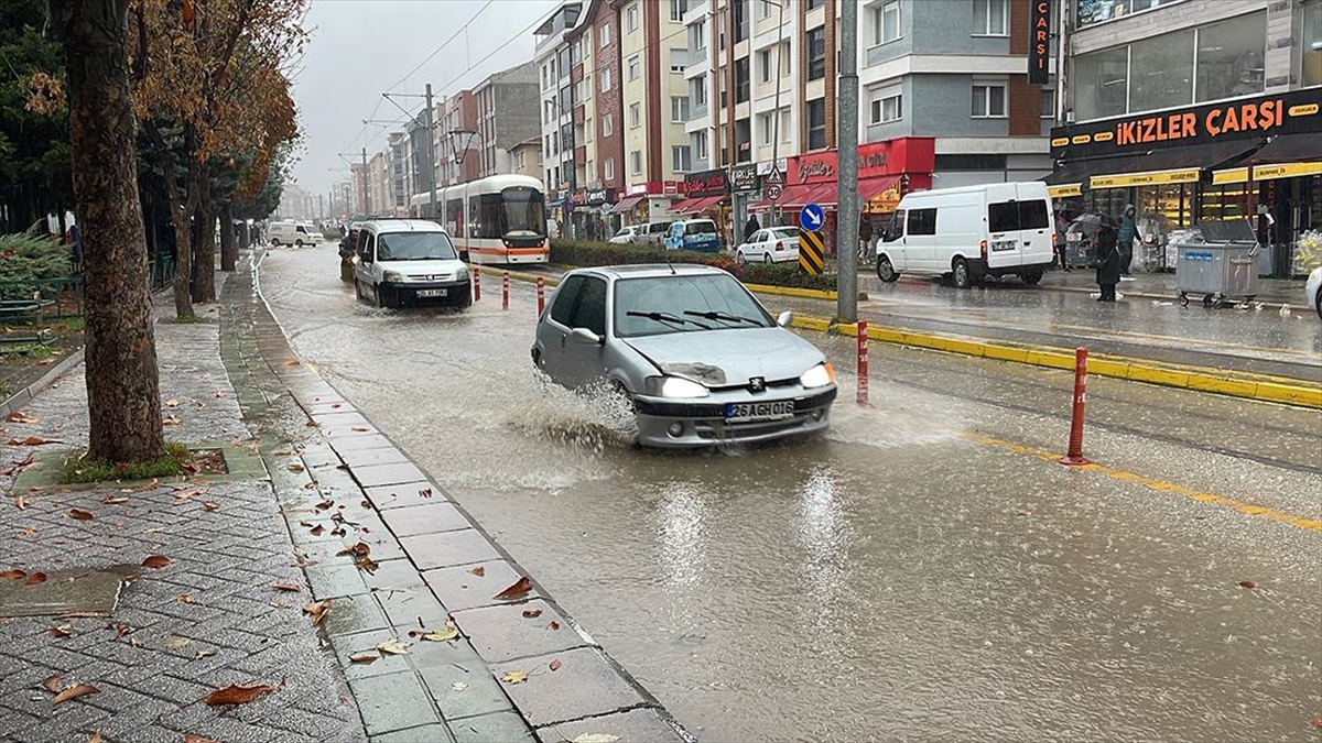 Eskişehir'de sağanak yağış hayatı felç etti