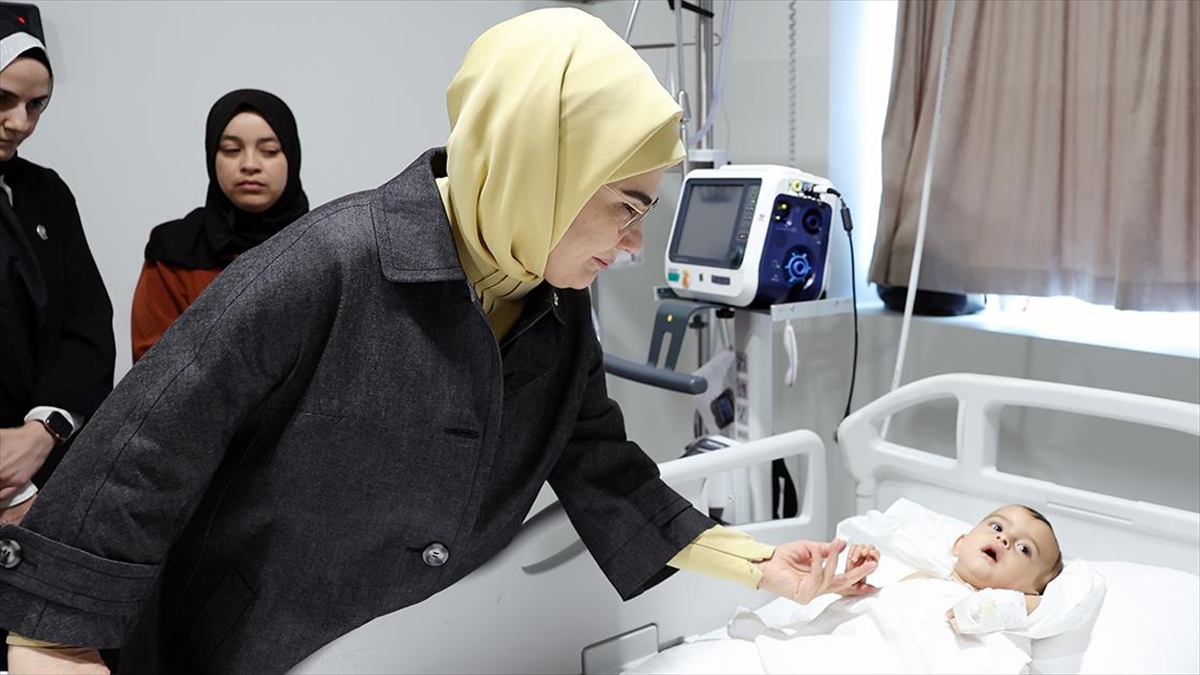 Emine Erdoğan'dan, Gazze'den gelen çocuklarla ilgilendi