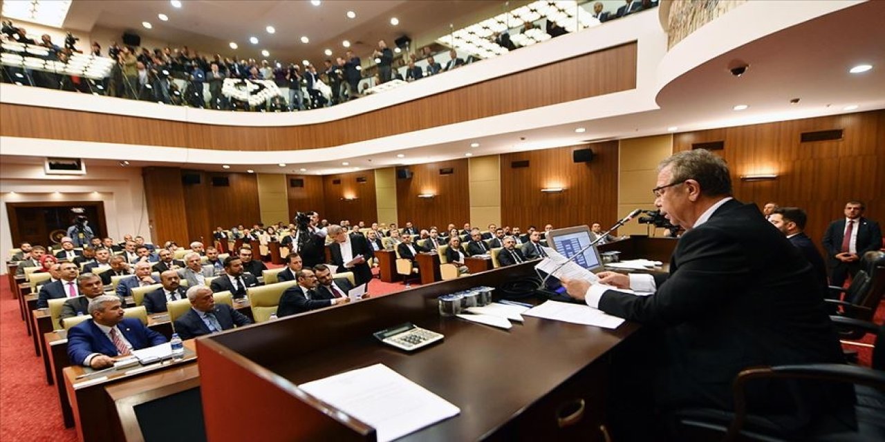 ABB Meclisi'nde 'Ebru Gündeş' Kavgası: AKP'li Üyeler Kürsüyü İşgal Etti