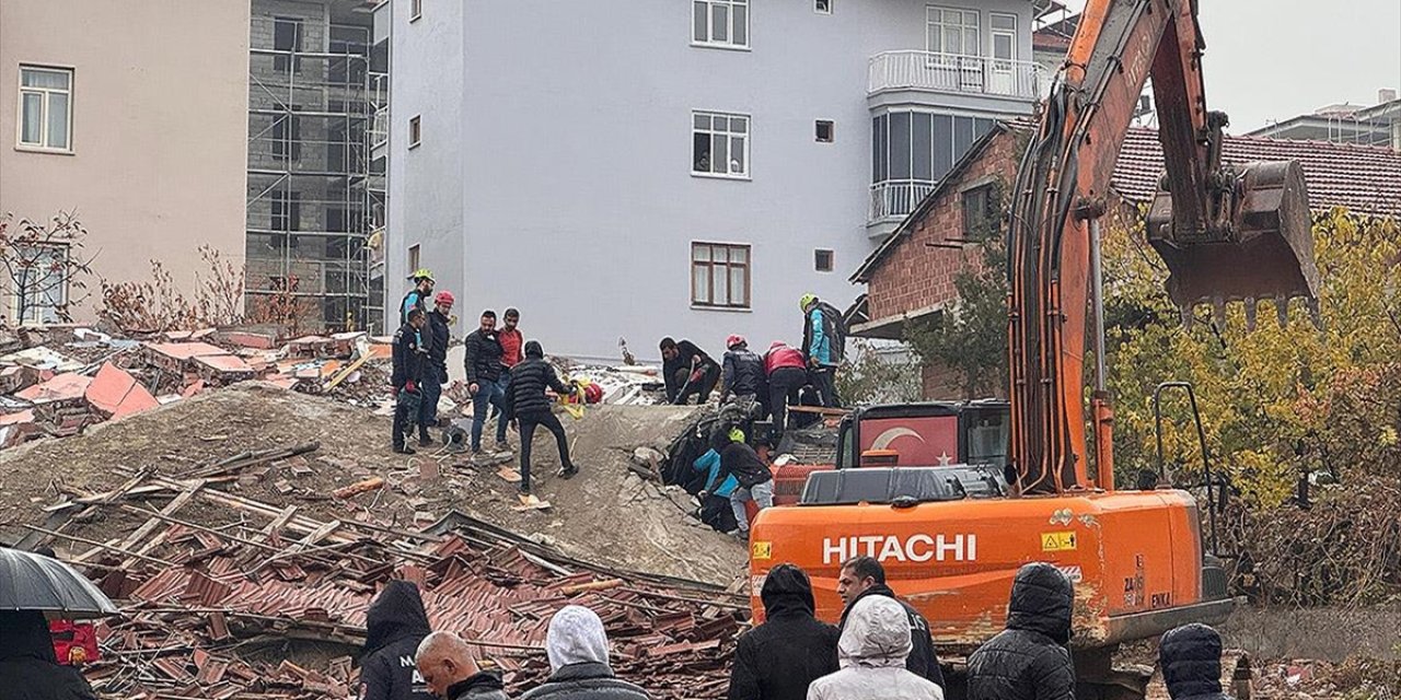 Malatya'da hasarlı bina yıkımında facia: Kepçe operatörü enkaz altında kaldı