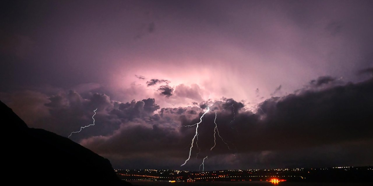 Meteoroloji Uyardı: 17 İlde Kuvvetli Yağış ve Fırtına Bekleniyor!