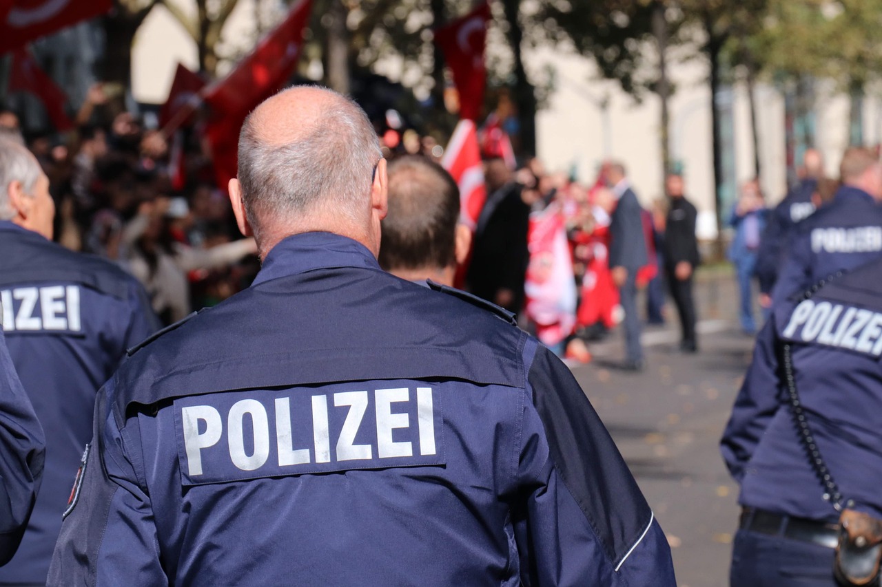 Almanya’da tatbikat faciası: Polis askeri yanlışlıkla vurdu
