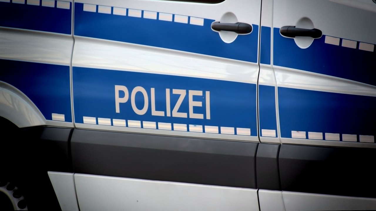 Hamburg’da Eş Kavgası Büyüdü: 40 Kişi Polise Direndi, Geniş Çaplı Operasyon Yapıldı