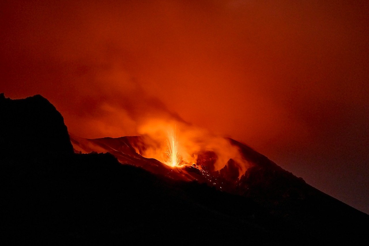 Semeru Yanardağı altı kez patladı, yetkililer teyakkuzda