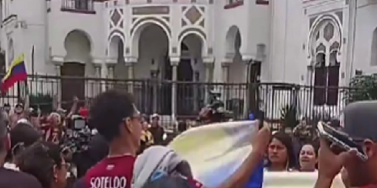 Venezuela sokaklarında “Maduro devrildi” kutlamaları