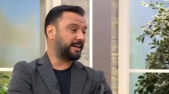 Şükürler olsun diyen Şarkıcı Alişan ramazanın ilk gününde Umre'ye gitti...