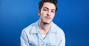 Boran Kuzum şortlu kombiniyle Paris Moda Haftası'nda ses getirdi