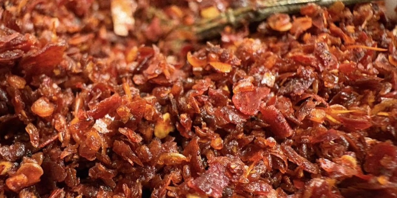 Sahte Pul Biber Alarmı! Uzmanlar Uyardı: Bir Bardak Suya Dökerek Anlayabilirsiniz