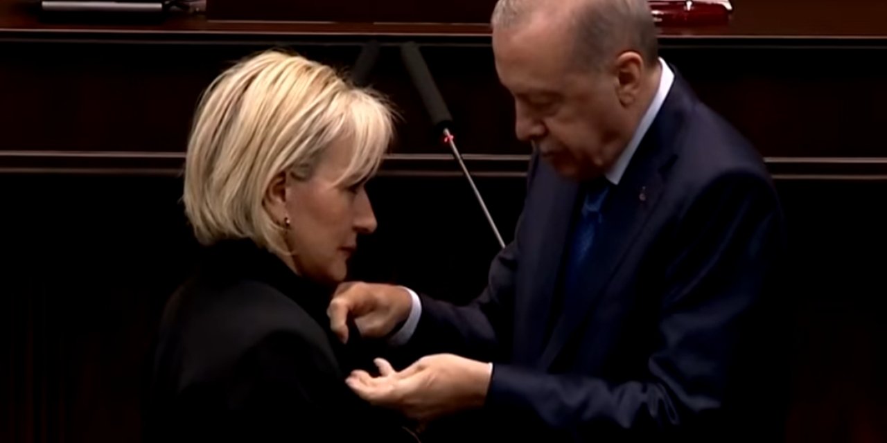 ''Free İmamoğlu'' pankartı asmıştı, AKP'ye katıldı! Nimet Özdemir'e rozeti Erdoğan taktı