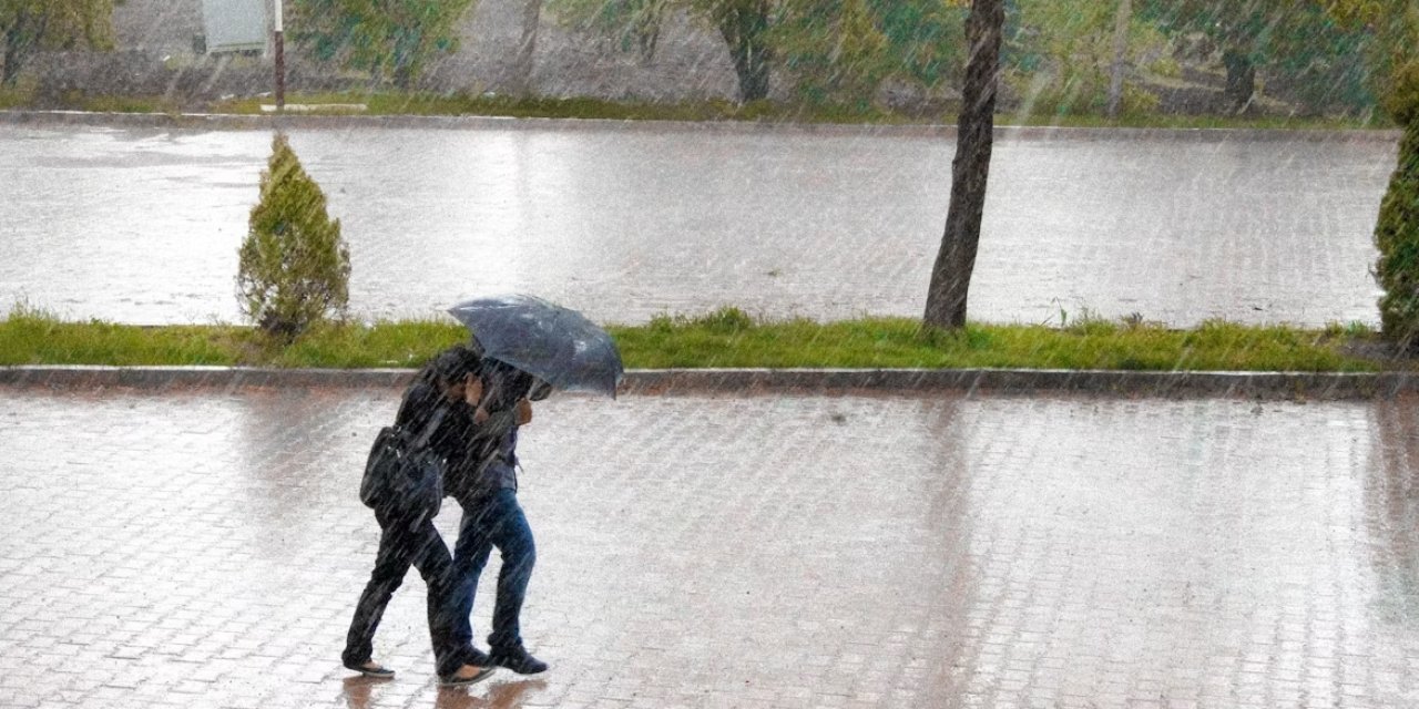 İstanbullular cumartesi sabahına dikkat! Gök gürültülü sağanak geliyor!