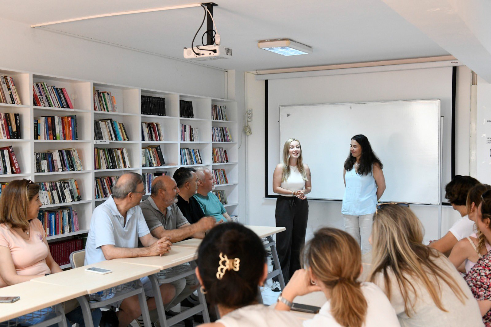 Çiğli Belediyesi'nde İngilizce kursunu tamamlayan kursiyerlere sertifika verildi