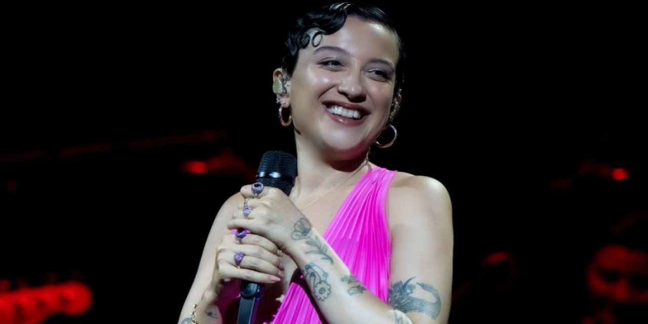 Doğum öncesi son konser: Melike Şahin bebeğinin cinsiyetini mektupla duyurdu
