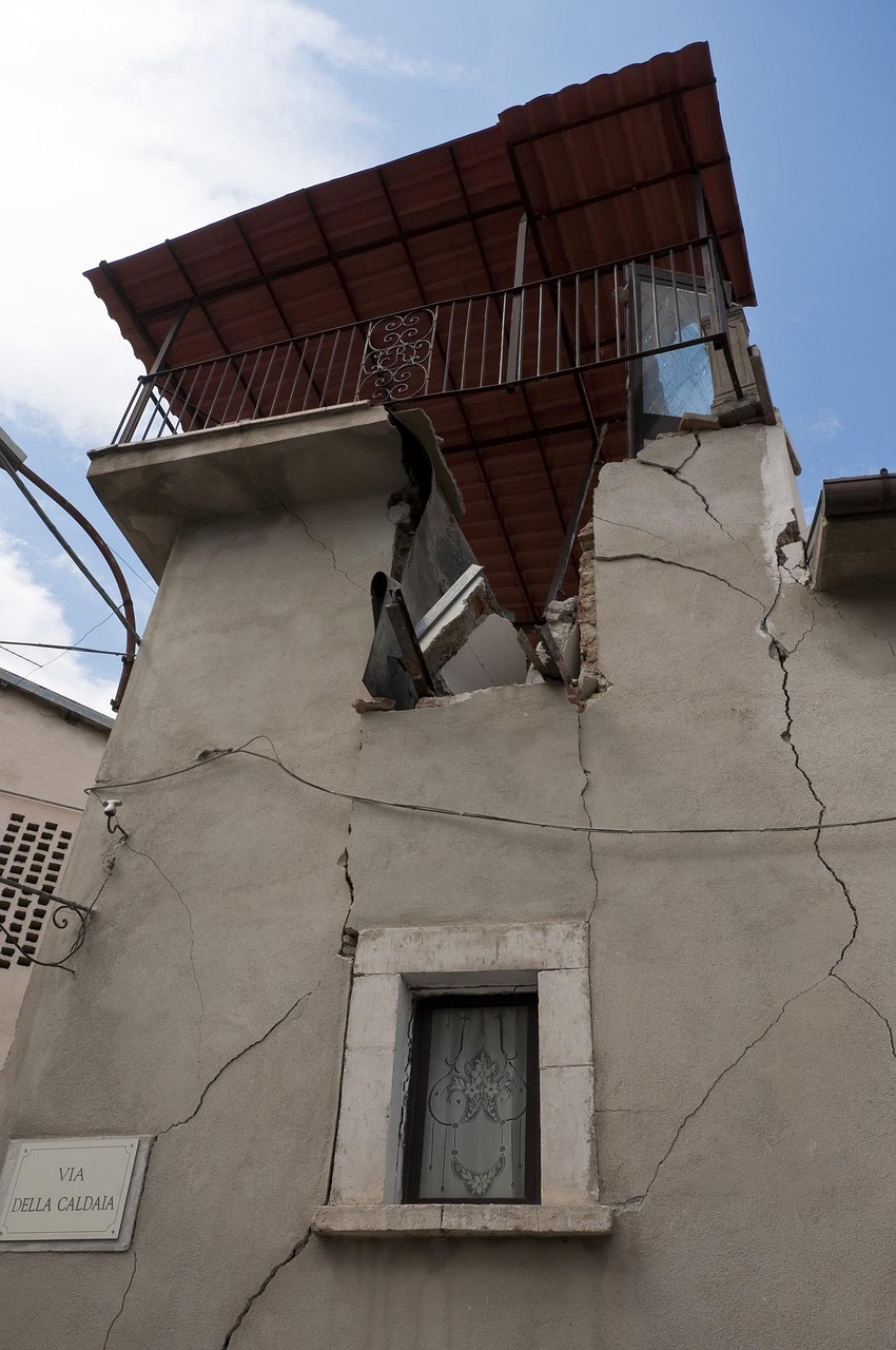 Şirinevler'in çehresi değişiyor! Eski apartmanlar birer birer yıkılıyor