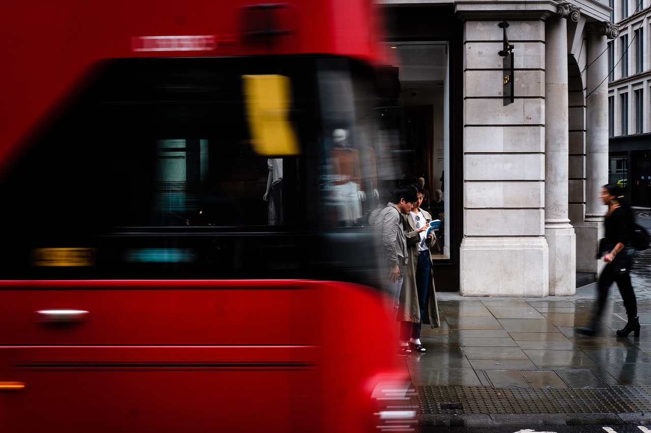 Yeni yasaklar : Britanya'da otobüste yüksek sesli müzik dinleyene 100 sterlin ceza kesilecek