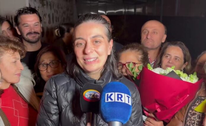 Tahliye edilen Sinem Dedetaş evine komedyen Deniz Göktaş'ı davet etti