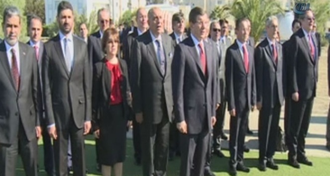Davutoğlu'ndan Denktaş’ın mezarına ziyaret