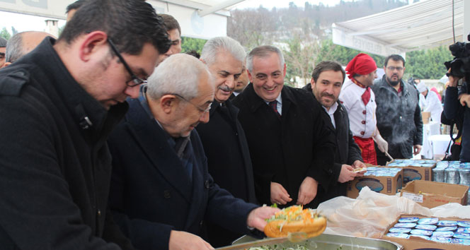 Binali Yıldırım hamsi dağıttı