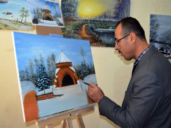 Gündüzleri imam, akşamları ressam