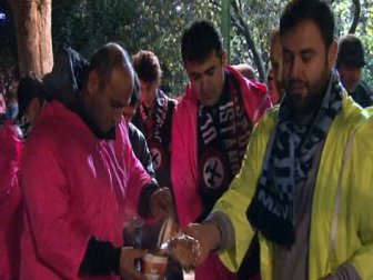 Zonguldakspor taraftarları evsizlere çorba dağıttı