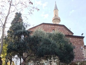 Tarihi cami tinercilerin mekanı oldu