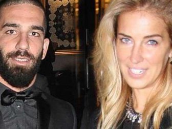 Arda Turan, Burcu Esmersoy’u sildi