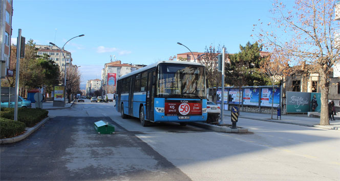 Yol ortasında tabut görenler şaşırdı