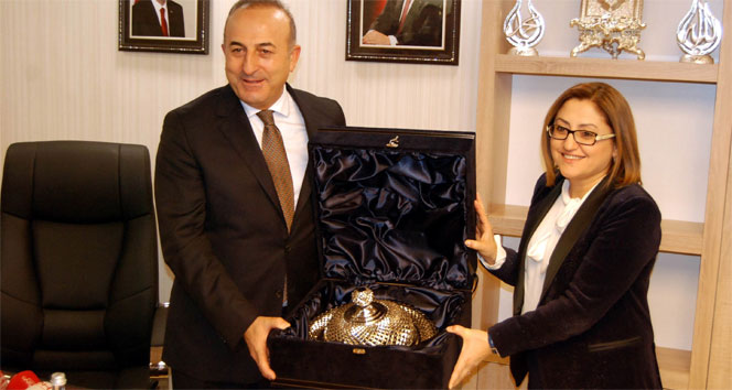 Bakan Çavuşoğlu'ndan Fatma Şahin'e ziyaret