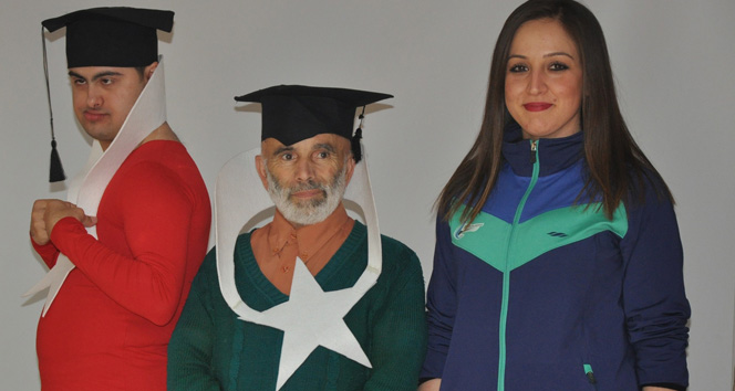 65 yaşında karne sevinci yaşadı