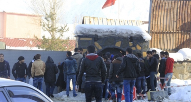 Hakkarili gençler askerlik için kuyrukta