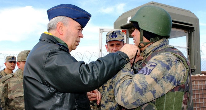 Abidin Ünal sınırı gezdi, askere moral verdi