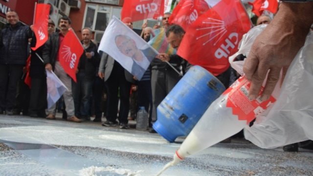 CHP'liler Kilolarca sütü sokağa döktüler! İsrafa bak!