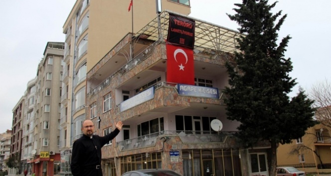 Pastörden Türk bayraklı terör tepkisi