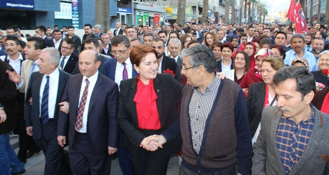 Meral Akşener Denizli'de vatandaşlarla yürüdü