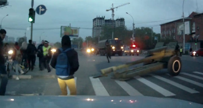 Trafikte top mermisi paniği!