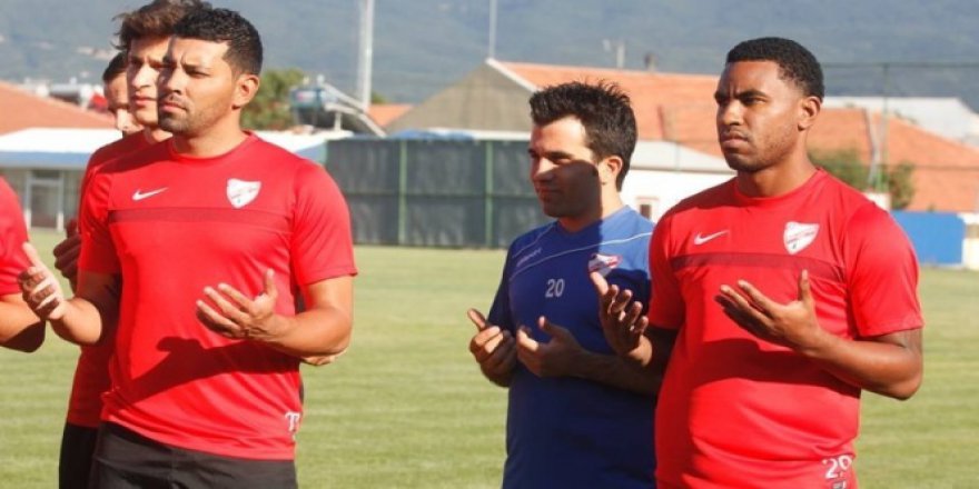 Dos Santos hocanın duasına eşlik etti