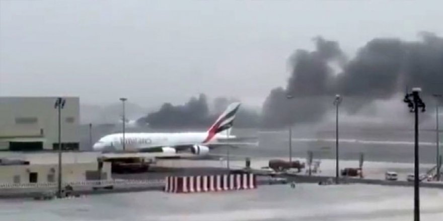 Emirates Havayolları'na ait Boing 777 tipi uçak alev aldı! 5'de Türk yolcu bulunuyor