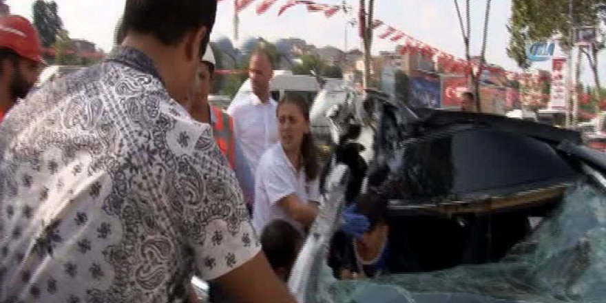 Lüks otomobille zikzak yapan gençler TIR’a çarptı: 4 kişi yaralı