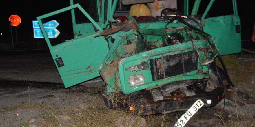 Sivas, Koyulhisar'da Pikap İle Kamyon Çarpıştı: 1 Ölü