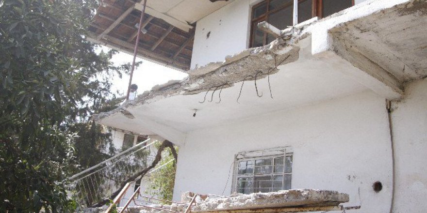 Antalya’da Bir Evin Balkonu Çöktü: 2 Yaralı